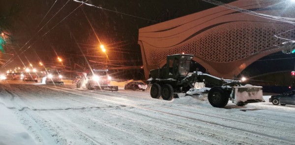 В ночь на воскресенье нижегородские улицы помогали чистить военные