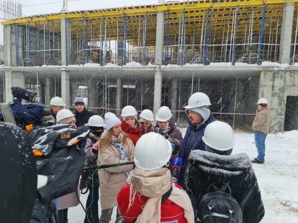 Более 800 рабочих занято на строительстве образовательного центра «Школа 800» 