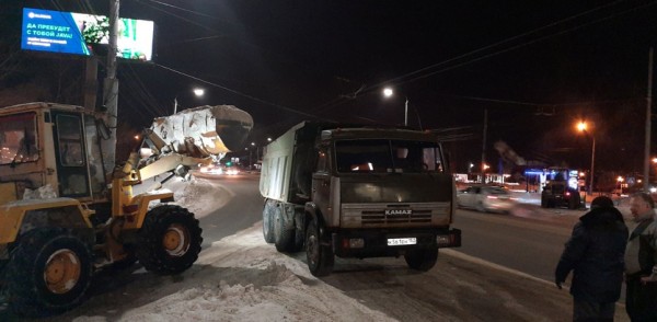 Александр Кулагин: Там, где спецтехника не проходит, коммунальщики  убирают снег вручную
