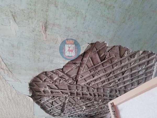 Потолок обрушился в квартире матери-одиночки в Нижнем Новгороде