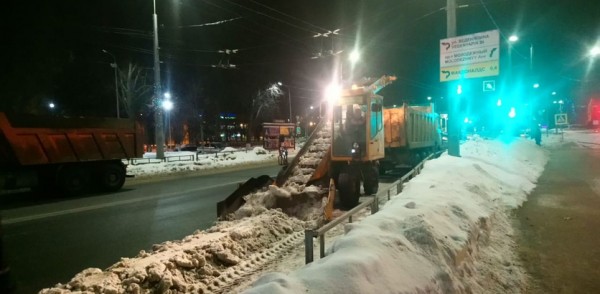 Комплексная уборка внутриквартальных территорий пройдет на улице Ватутина, проспекте Ильича и бульваре Коноваленко Комплексная уборка внутриквартальных территорий пройдет на улице Ватутина, проспекте Ильича и бульваре Коноваленко