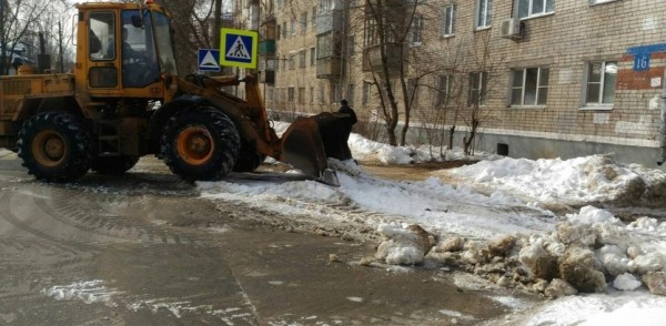 В Московском районе проводится комплексная уборка снега во дворах по ул. Мечникова