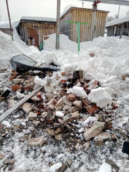 Трубы «сошли» с жилого дома вместе со снегом в Варнавинском районе