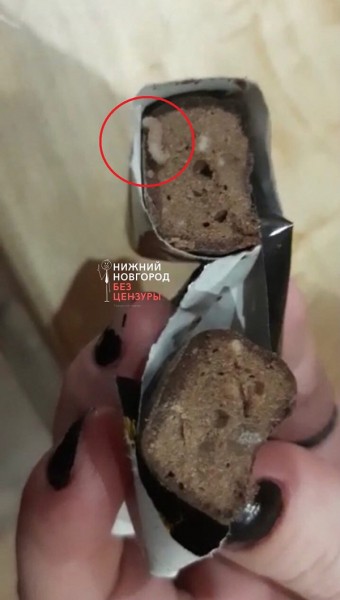 Маленького нижегородца едва не угостили червивой конфетой Маленького нижегородца едва не угостили червивой конфетой