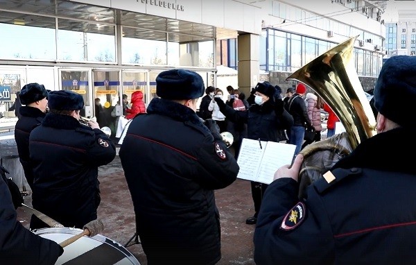 Оркестр регионального Главка поздравил нижегородок с 8 марта