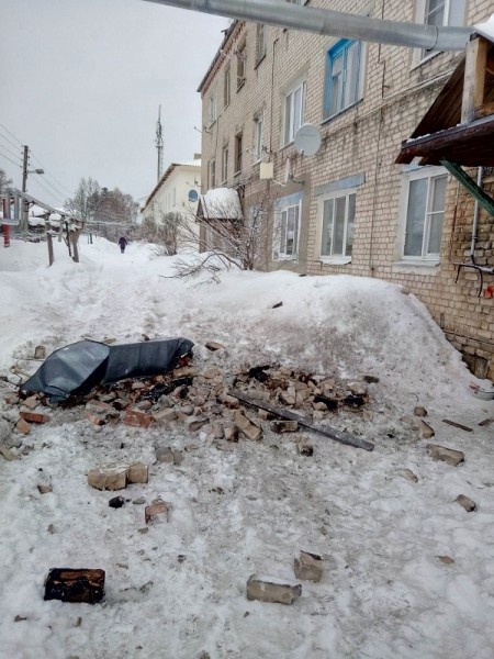 Трубы «сошли» с жилого дома вместе со снегом в Варнавинском районе