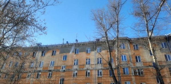 Кровли многоквартирных домов ежедневно чистят от снега и наледи управляющие компании в Ленинском районе