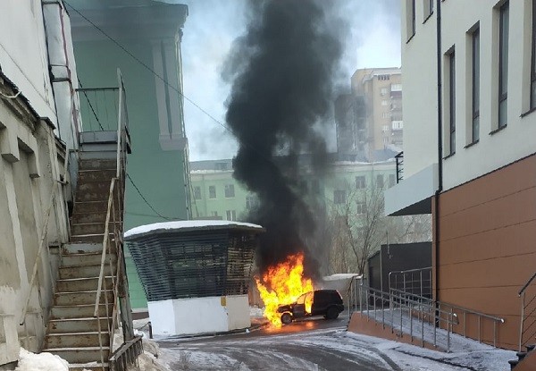 «Форд» загорелся на проспекте Ленина в Нижнем Новгороде