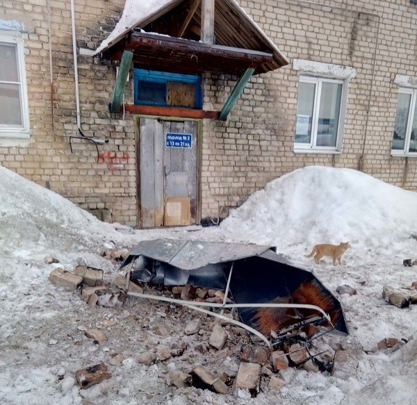 Трубы «сошли» с жилого дома вместе со снегом в Варнавинском районе