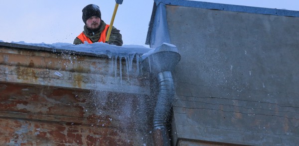 Нижегородские домоуправляющие компании активизировали работы по очистке кровли от снега и наледи