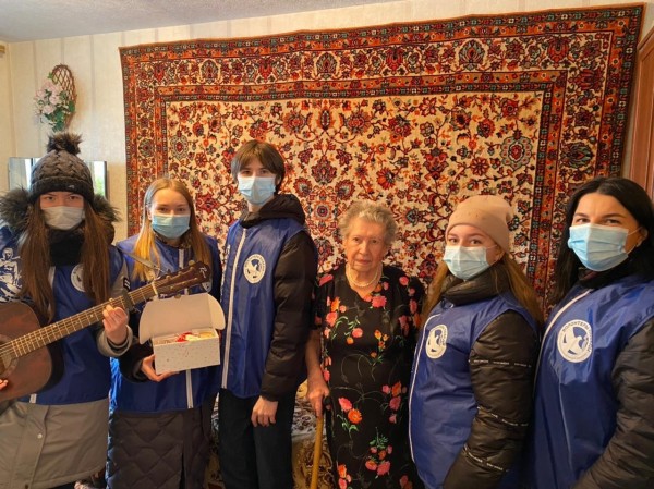 Волонтеры Победы Нижегородской области поздравляют женщин-ветеранов с Международным женским днем 
