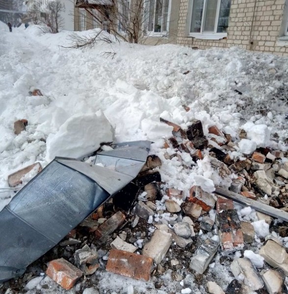Трубы «сошли» с жилого дома вместе со снегом в Варнавинском районе
