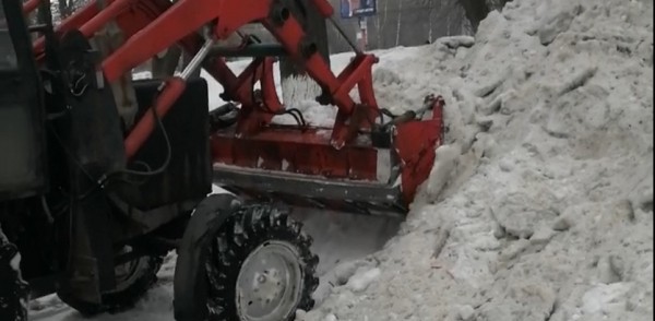 Уборка дворовых территорий организована на улице Сурикова