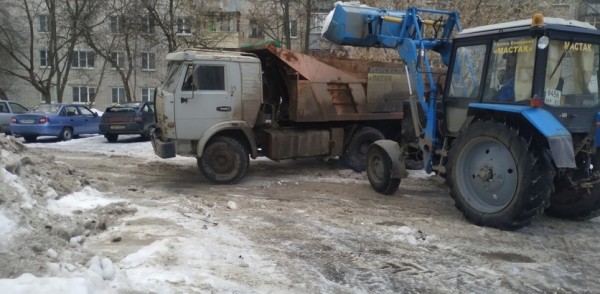 По обращениям жителей убрали снег на улицах Глеба Успенского, Комсомольской и Героя Самочкина в Ленинском районе 