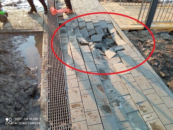 Брусчатка обрушилась на благоустроенном Кабацком озере в Богородске