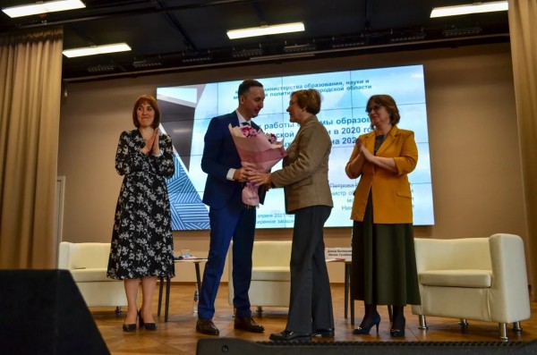 Награды федерального и регионального уровней вручены 30 работникам сферы образования и 4 образовательным организациям региона 