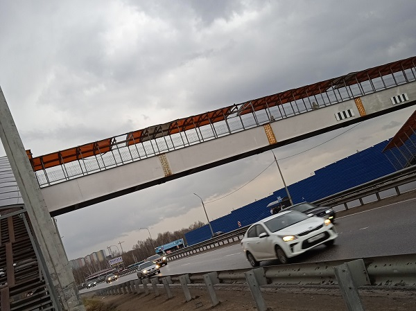 Нижегородцы пожаловались на состояние надземного пешеходного перехода у ТЦ МЕГА