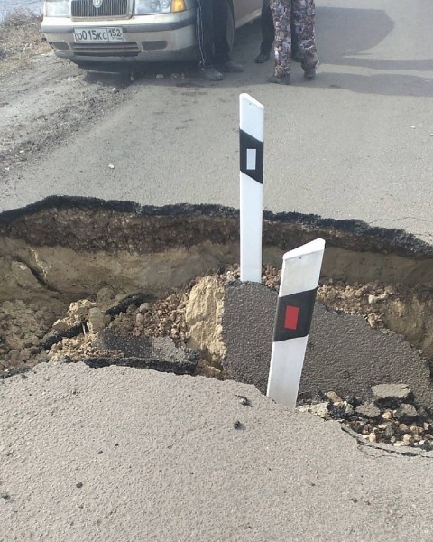 Машина угодила в образовавшийся на дороге провал в Арзамасе