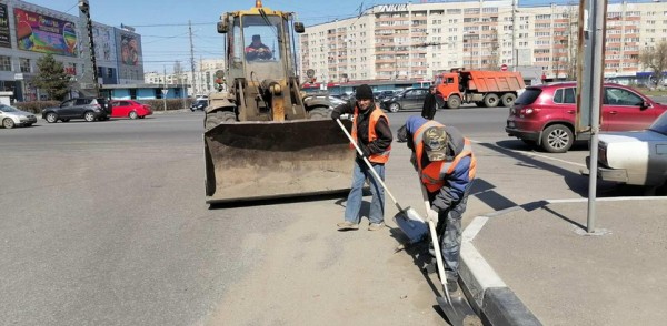 Прибордюрные полосы очищают на Московском шоссе, улицах Самаркандской, Совнаркомовской и Пролетарской