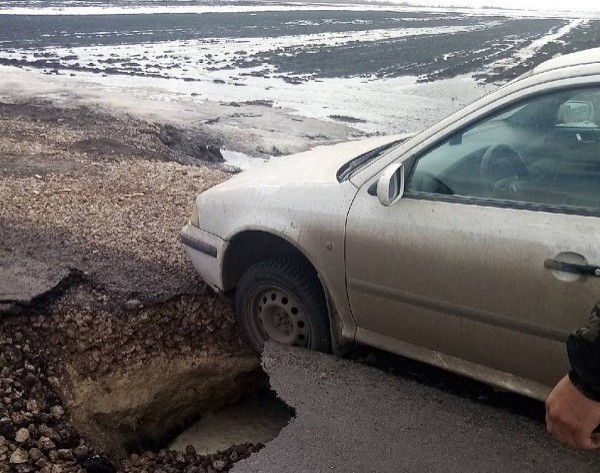 Машина угодила в образовавшийся на дороге провал в Арзамасе