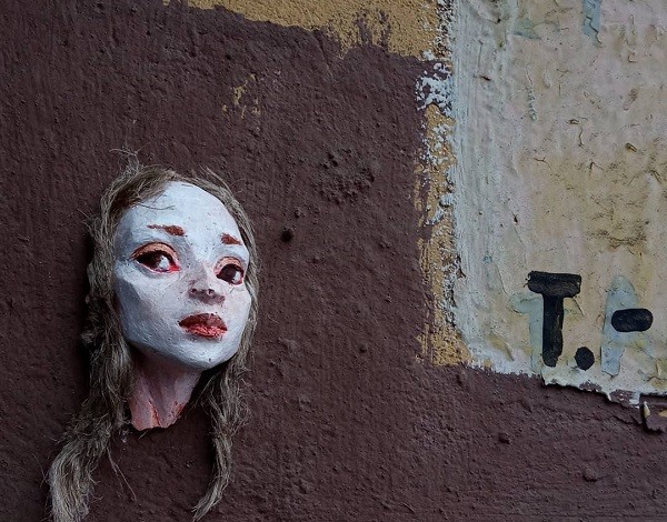 Уличная художница спрятала 15 кукольных голов в центре Нижнего Новгорода Уличная художница спрятала 15 кукольных голов в центре Нижнего Новгорода