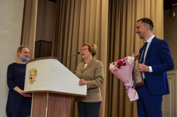 Награды федерального и регионального уровней вручены 30 работникам сферы образования и 4 образовательным организациям региона 