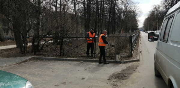 В Автозаводском районе моют ограждения безопасности 