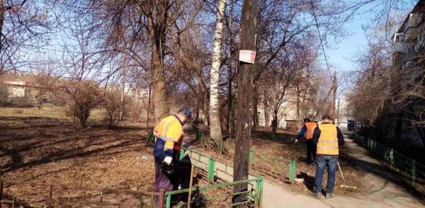 Коммунальщики Ленинского района очищают от мусора газоны вдоль улиц Премудрова, Донбасской и Кировской