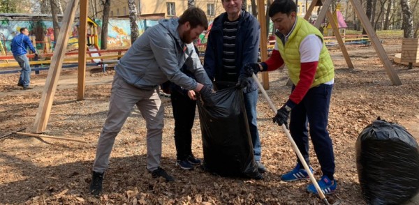 Представители городской Общественной палаты, религиозных и национально-культурных организаций города провели субботник в парке Свердлова