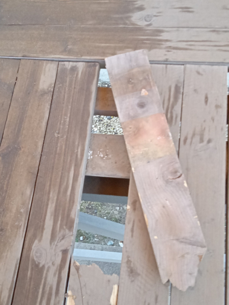 Нижегородцы пожаловались на состояние надземного пешеходного перехода у ТЦ МЕГА