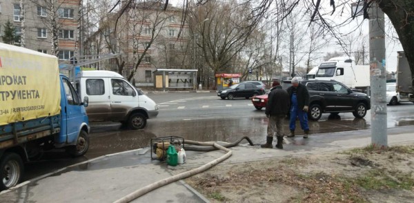 Откачка воды с проезжей части проходит на улицах Рябцева и Чаадаева в Московском районе Откачка воды с проезжей части проходит на улицах Рябцева и Чаадаева в Московском районе