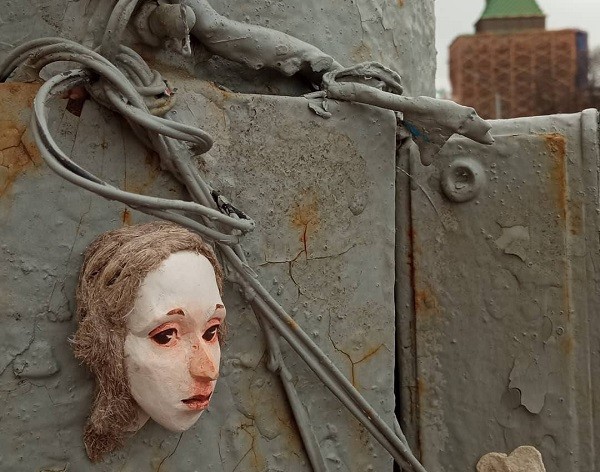 Уличная художница спрятала 15 кукольных голов в центре Нижнего Новгорода Уличная художница спрятала 15 кукольных голов в центре Нижнего Новгорода