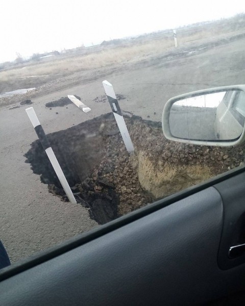 Машина угодила в образовавшийся на дороге провал в Арзамасе