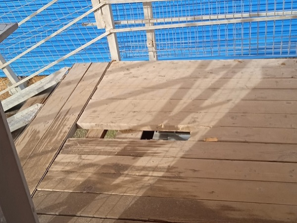 Нижегородцы пожаловались на аварийный надземный переход у ТЦ «Мега»