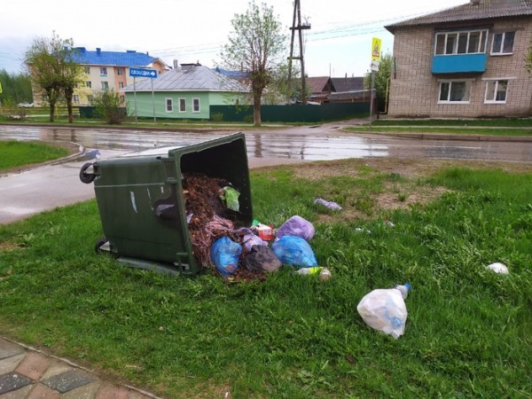 Последствия урагана: нижегородцы делятся кадрами падающих деревьев и разбитых машин