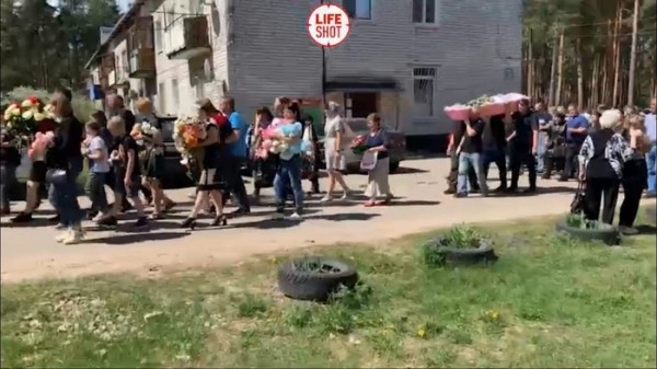 Жители Большого Козина простились с 12-летней школьницей, зверски убитой педофилом Жители Большого Козина простились с 12-летней школьницей, зверски убитой педофилом