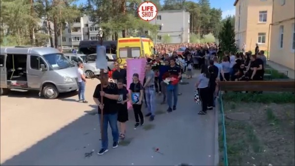 Жители Большого Козина простились с 12-летней школьницей, зверски убитой педофилом Жители Большого Козина простились с 12-летней школьницей, зверски убитой педофилом