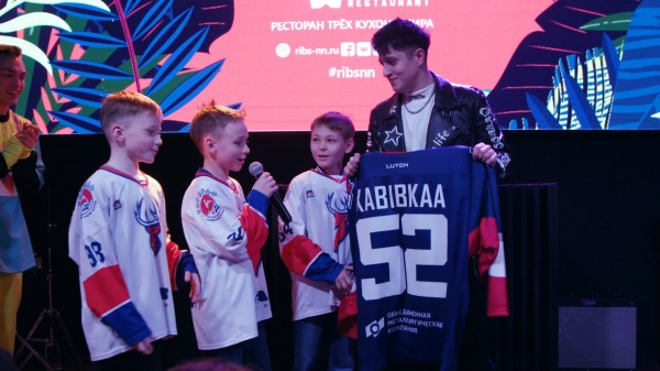 Вручение свитера певцу Хабибу