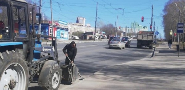 В Нижегородском районе убирают песок и мусор на Большой Печерской, Бринского и Рождественской