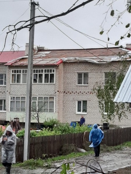 Последствия урагана: нижегородцы делятся кадрами падающих деревьев и разбитых машин