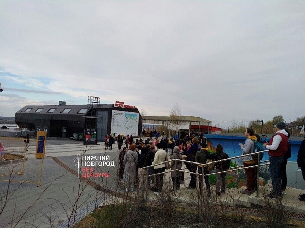Огромная очередь выстроилась у Нижегородской канатной дороги 4 мая Огромная очередь выстроилась у Нижегородской канатной дороги 4 мая
