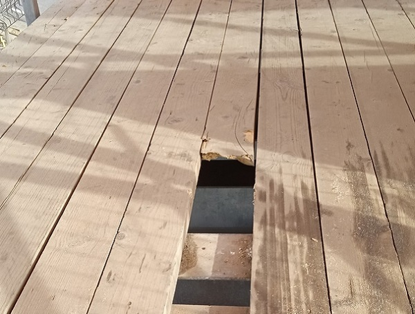 Нижегородцы пожаловались на аварийный надземный переход у ТЦ «Мега»