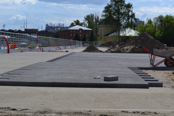 На Окской набережной приступили к мощению плитки На Окской набережной приступили к мощению плитки