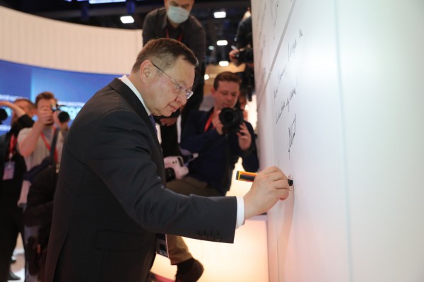 Более 30 гостей ПМЭФ-2021 оставили поздравления к 800-летию Нижнего Новгорода на стенде региона 