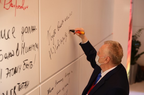 Более 30 гостей ПМЭФ-2021 оставили поздравления к 800-летию Нижнего Новгорода на стенде региона 