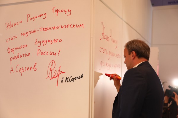 Более 30 гостей ПМЭФ-2021 оставили поздравления к 800-летию Нижнего Новгорода на стенде региона 