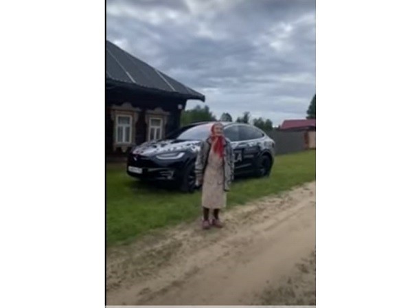 «Теслу» украсили хохломской росписью в Семенове ради внимания Илона Маска