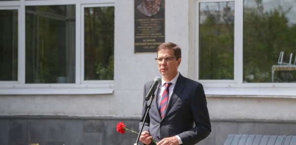 Юрий Шалабаев принял участие в открытии мемориальной доски сенатору Евгению Бушмину Юрий Шалабаев принял участие в открытии мемориальной доски сенатору Евгению Бушмину