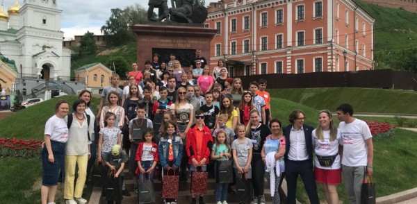 В Нижний Новгород на экскурсию приехали семьи из Донбасса В Нижний Новгород на экскурсию приехали семьи из Донбасса