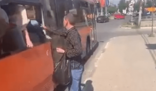 В Нижнем Новгороде компания устроила дебош в автобусе, разбив окна и распылив газовый баллончик (видео)